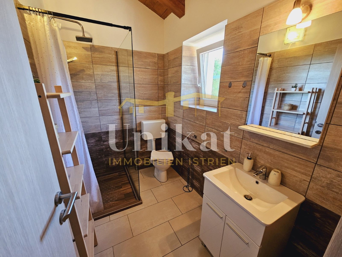 Tenuta con casa in pietra ristrutturata, giardino e piscina